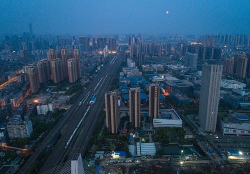 武汉 解封 , 陆地舰队 重新启程,首趟旅客列车发车 图片中国 中国网
