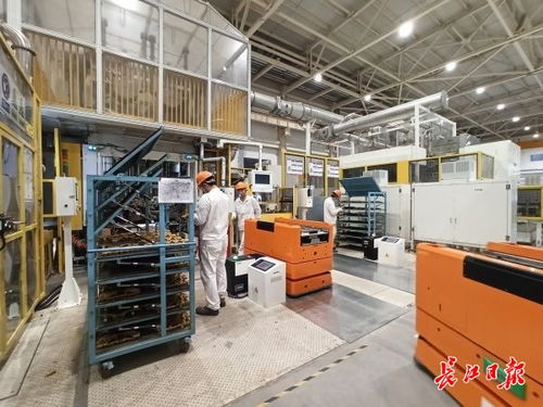 这是发动机工厂 最热 岗位,工人还得戴面罩身披围裙