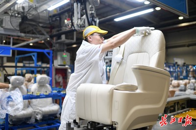 东风李尔武汉工厂今年前8月营收两位数增长,新产品1个月内就能实现量产